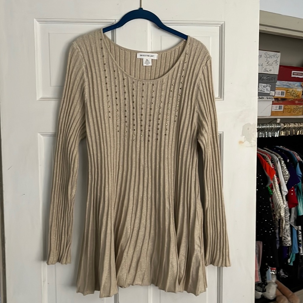 Shimmery gold top. XL.